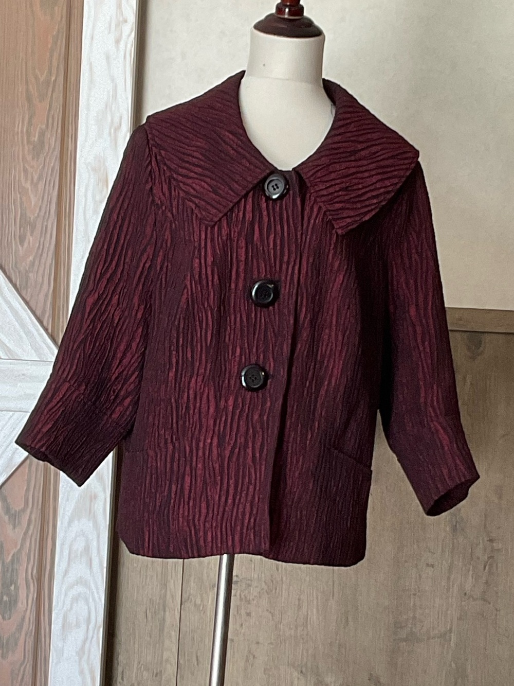 Lane Bryant Textured Deep Burgundy Button Jacket W/large Collar. Size 16